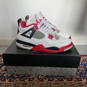 dom fetaste fyrorna någonsin no debate💯💯💯 jordan 4 fire red från retroreleasen för ett tag sedan helt helt nytvättade o fräsha bror peeeerfekt för sommaren för liten central cee uk drippen eller annan stil sanningen. box all og inkluderat. US9