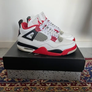 FIRE RED 4 RAAHHHHHHHH - dom fetaste fyrorna någonsin no debate💯💯💯 jordan 4 fire red från retroreleasen för ett tag sedan helt helt nytvättade o fräsha bror peeeerfekt för sommaren för liten central cee uk drippen eller annan stil sanningen. box all og inkluderat. US9