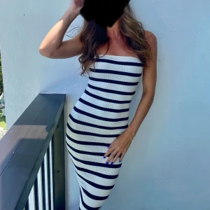 Randig klänning - Klänning från hm. Ribbad i nyskick.