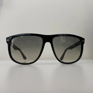 Rayban Boyfriend - Säljer nu dessa asfeta och eftertraktade Ray-ban Boyfriend i ett gott skick som är perfekta till sommaren! Allt og medföljer. Nypris 1399kr❌ mitt pris endast 849kr✅ pris kan diskuteras vid snabb affär. Hör av dig vid minsta lilla fundering 😊✅