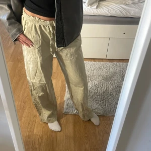 Byxor💋 - Säljer dessa byxor för de är inte min stil. Köpta från Nelly o endast testade💋