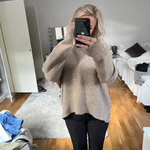 Brun/beige tröja - Jätte mysig tröja, storleken står inte men skulle gissa på M😊