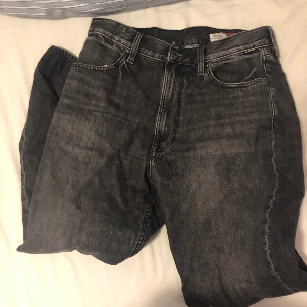 Hej säljer dessa snygga jeans och inte använd mycket Max 2 gånger hör av dig vid frågor👍. Jeans & Byxor.