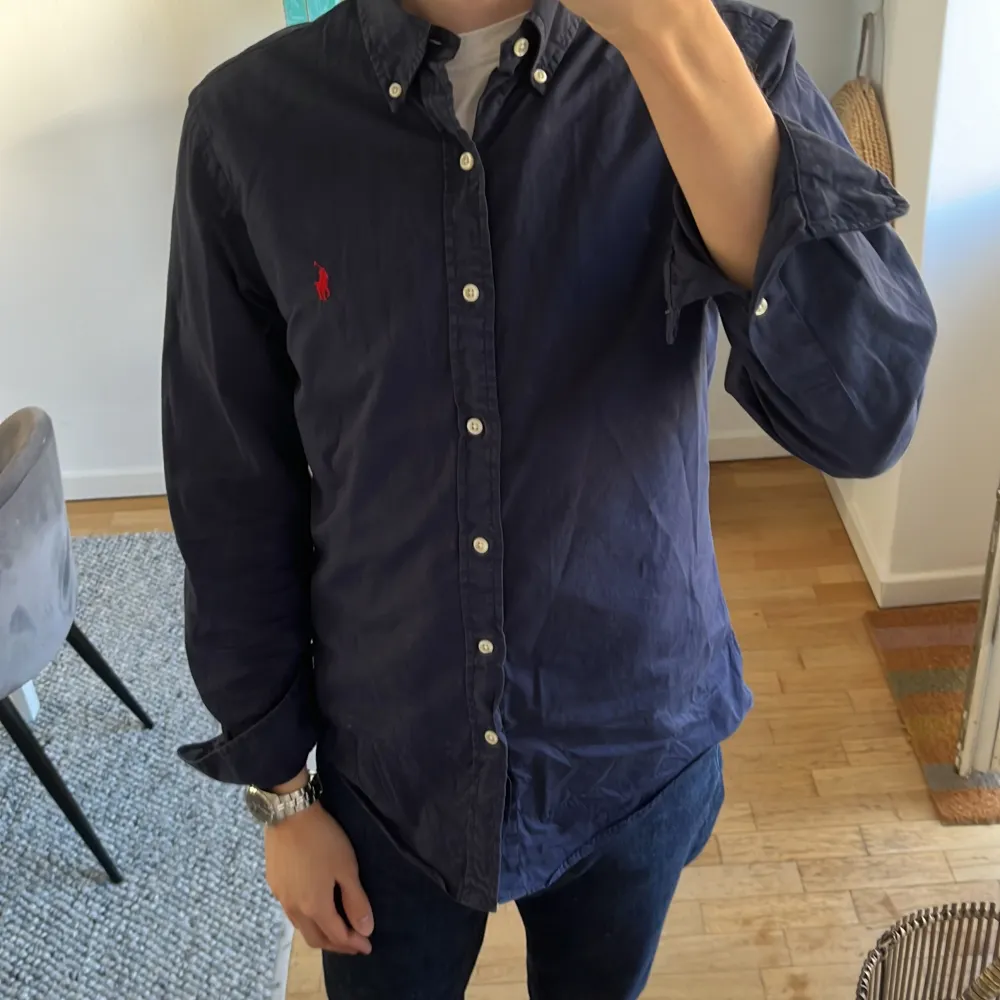 Mörkblå Ralph Lauren skjorta i mycket bra skick🙌 Storlek M men passar även S. Skjortor.