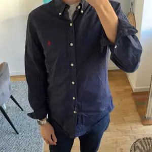 Mörkblå Ralph Lauren skjorta i mycket bra skick🙌 Storlek M men passar även S