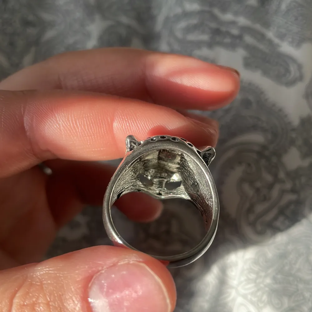 skit cool ring som jag köpte när jag var i Bolivia, kom inte till någon alls användning. Helt ny. Lägg gärna ett prisförslag! . Accessoarer.