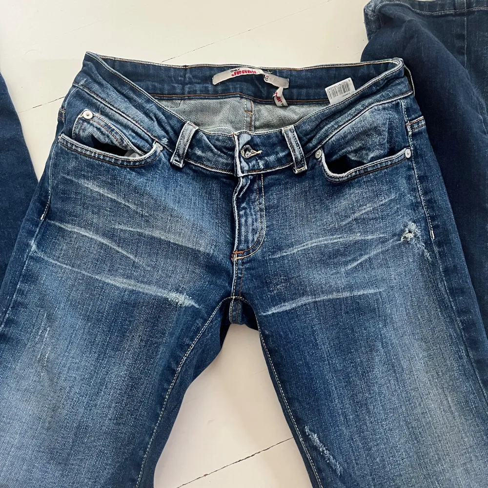 Lågmidjade jeans som tyvärr är för stora för mig💗 midjan: 36  Innerbenslängden: 81. Jeans & Byxor.
