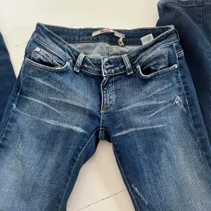 Lågmidjade jeans som tyvärr är för stora för mig💗 midjan: 36  Innerbenslängden: 81