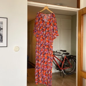 Blommig Esprit klänning - Storlek 42, 100% viskose. Mycket fint skick säljs då den inte passar mig längre. Använd endast 2 gånger.