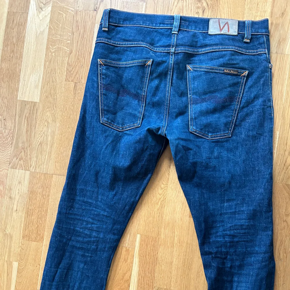 Sjukt snygga nudie jeans.  skick 5/5. nypris 1600kr mitt pris 599kr. Jeans & Byxor.