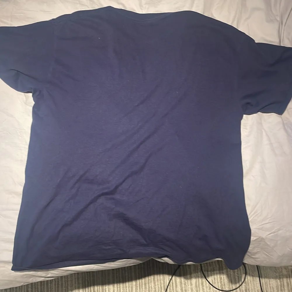 står 2xl men passar mer som L.  detta är bara en vanlig blå tröja med tryck på men fortfarande rätt så fet‼️‼️‼️. T-shirts.