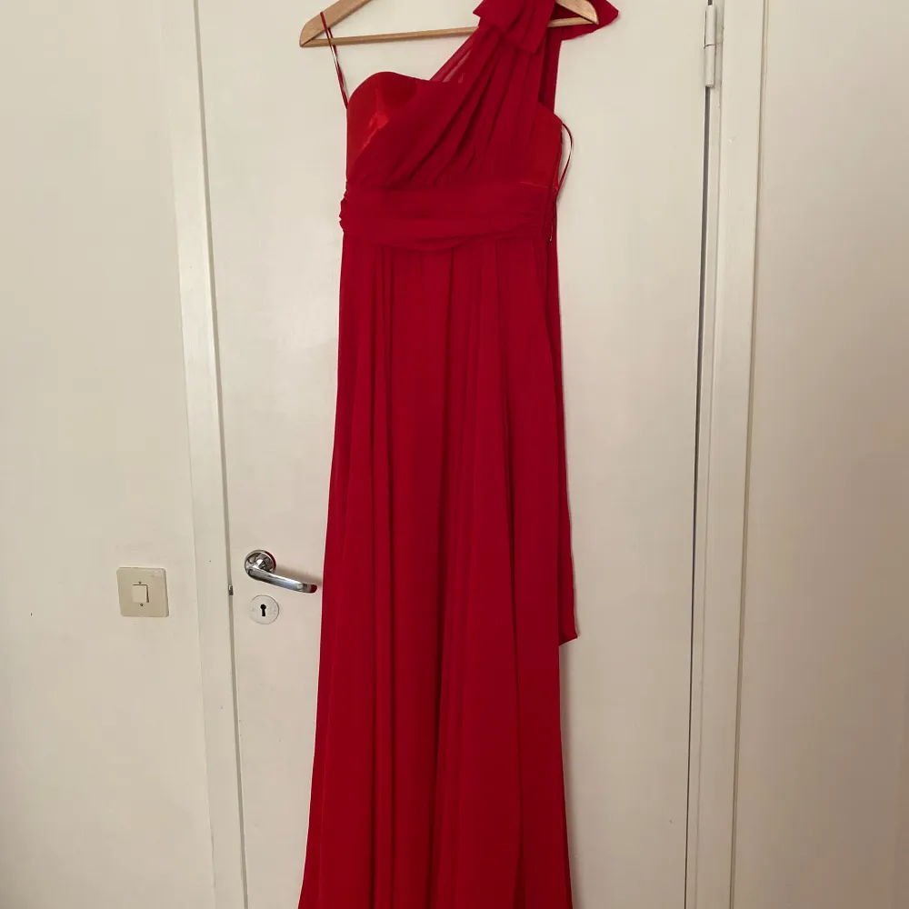 Röd klänning i storlek 34-36. Klänningar.