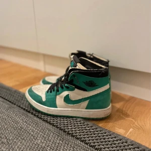 Jordan 1 zoom ”stadium green” high  - Jordans i använt skick men inga defekter på skorna. Har ej kvitto eller box kvar men det är bara att höra av dig om du vill ha mer bilder på skorna.  Storlek: US: 9 UK: 8 EU: 42,5 