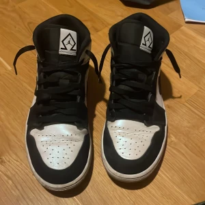 Jordan 1 mid Diamond  - Feta jordans som är i hyfsat skick. Har några små defekter men inget stort. Pris kan diskuteras.