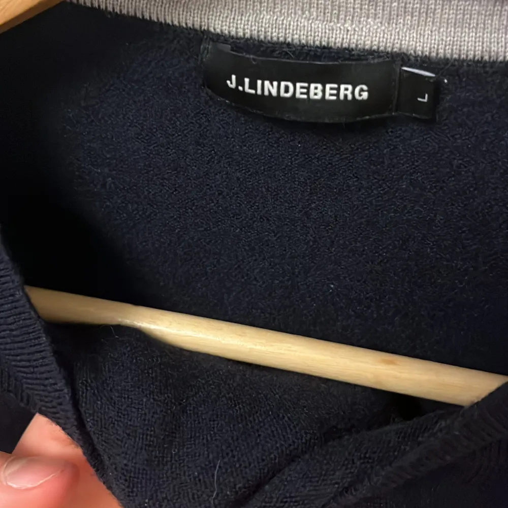 Säljer denna J.Lindberg Sweatshirten, i top skick 10/10! Skönt matrial, stickad i merinoull. Nypris: 1299 kr | Mitt pris: 299 kr. Storlek L, men har krympt lite, passar xs-s. Tröjor & Koftor.