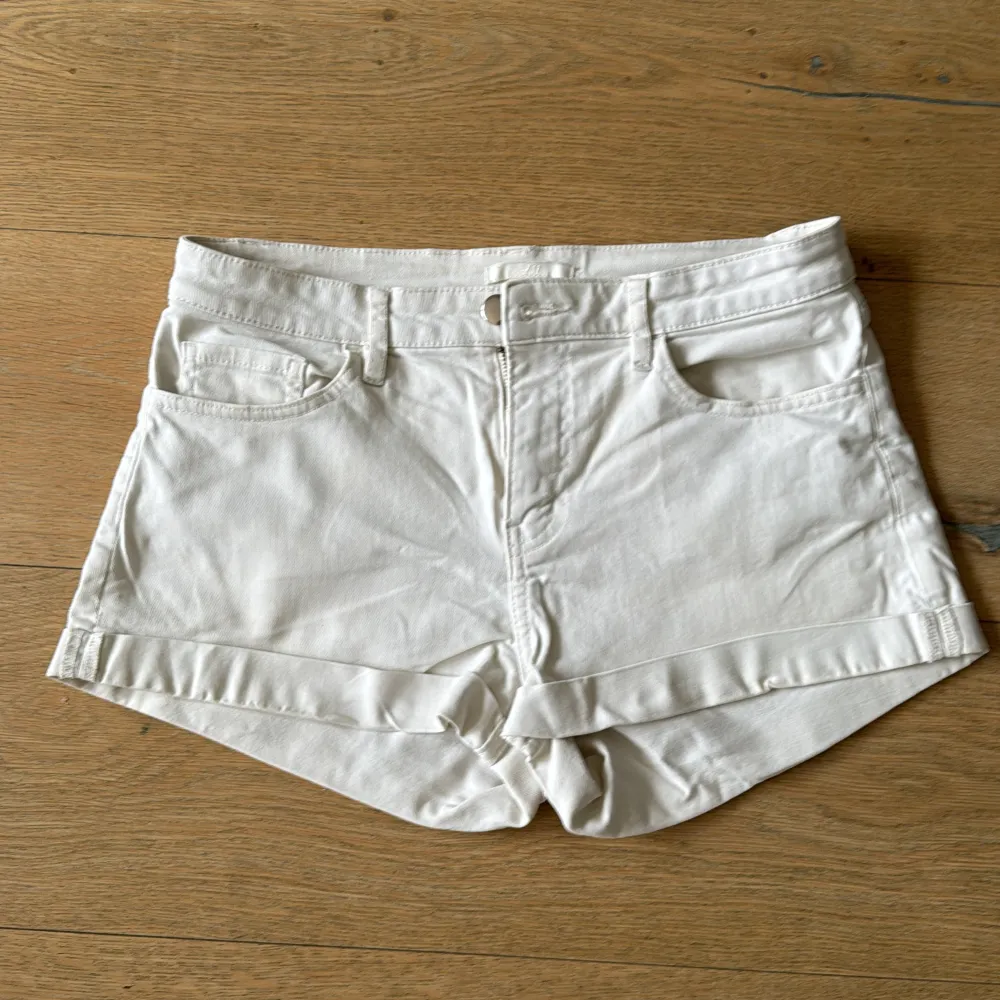 Vita shorts i storlek 36. Inga fläckar, de är i ett perfekt skick. Passa på att köpa ett par fina shorts för sommarens bravader! De är korta, går precis under rumpan :). Shorts.