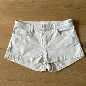 Vita shorts i storlek 36. Inga fläckar, de är i ett perfekt skick. Passa på att köpa ett par fina shorts för sommarens bravader! De är korta, går precis under rumpan :)