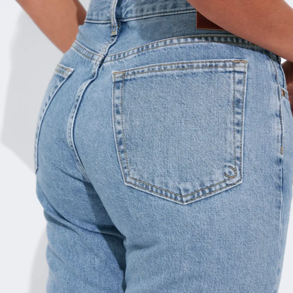 Low waist jeans från bikbok i blått. Använd ett fåtal gånger. Nyskick. W25, l32. Priset kan diskuteras. Säljs då jag har växt ur dem.. Jeans & Byxor.