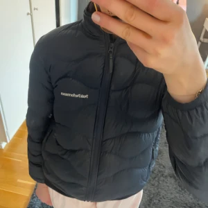Peak Performance jacka - Fin Peak jacka i strl. 150, men mer som en XS.