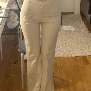Kostymbyxor  - Säljer dessa beiga kostymbyxor från zara 💗