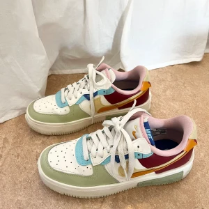 Nike Air force 1 Fontanka - Air force 1 Fontanka i väldigt fint skick, endast använda ett fåtal gånger. Storlek 38,5. Nypris 1250.