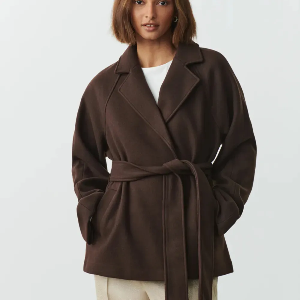 En jättefin kappa från Gina tricot med knyte runt midjan💗 Knappt använd och i fint skick! Priset kan såklart diskuteras🫶🏽  Köparen står för frakten❤️ Nypris 700kr . Jackor.