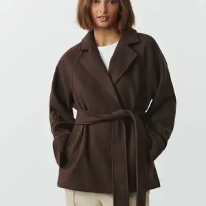 En jättefin kappa från Gina tricot med knyte runt midjan💗 Knappt använd och i fint skick! Priset kan såklart diskuteras🫶🏽  Köparen står för frakten❤️ Nypris 700kr 