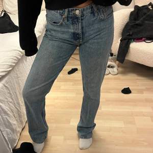 Blå jeans från zara i deras mid-waist modell. Jättebra skick