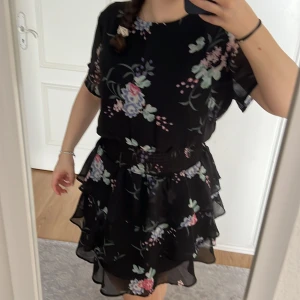 Blommig klänning  - Blommig klänning från Gina i storlek 40