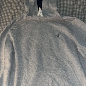 Gant hoodie - En väldigt fräsch grå gant hoodie som ligger i utmärkt skick, hoodien matchar många klädesplagg. Pris kan diskuteras vid snabbaffär.