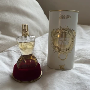 Jean Paul Gaultier DIVINE parfym - Jean Paul Gaultier DIVINE - 30ml🤎 Använd vid ett tillfälle🌟 Nypris 860kr💓