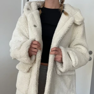 Teddyjacka - Jättemysig teddyjacka köpt på Boohoo. Bra skick utöver att knappar lossnat framtill. 