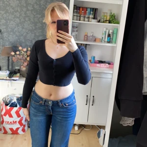 Långärmad topp  - Långärmad crop top med knappar längs mitten från Pull&bear, stl M men passar även S. Jättefint skick!