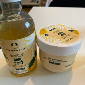 The body shop - Säljer de som ett kit ifrån the body shop i doften cool Daisy, shower gelén är inte så använd som ni ser men body youhgurten är lite mer använd men de finns mycket kvar💘💘