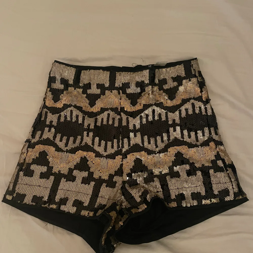 Säljer dessa as balla paljett shorts🖤 Använda fåtal och gånger och går inte längre att köpa på deras hemsida💖. Shorts.