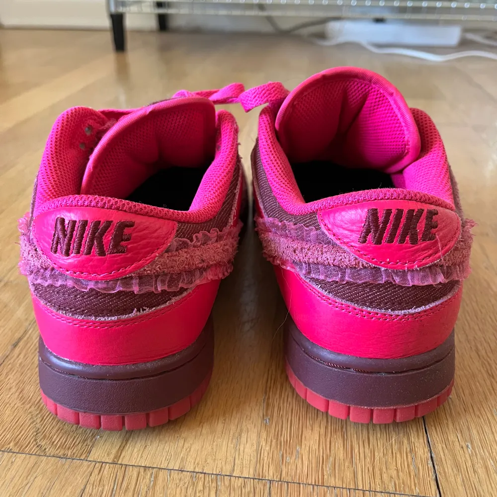 Nike dunk low ”Valentines day 2022 ” köpta på Sizeoffical.se men säljs inte längre.. Endast använda ett par gånger.  Digitalt kvitto finns  💖 Stil: DQ9324-600 Färg: DQ9324-600. Skor.
