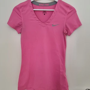 Nike Pro träningstopp  - Tränings T-shirt från Nike i fint skick. Storlek S men passar även mig som har S/M. 