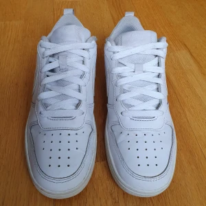 Nike Court Borough Low 2 GS - Fina vita Nike i storlek 38,5. Cm 24. En gnutta skavt vid kant upptill, annars fint skick. 