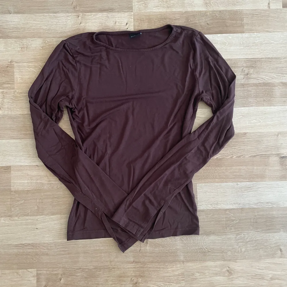 Säljer denna soft touch tröja från Gina Tricot med en slits längst ut i ärmarna, tröjan är i färgen brun   150kr eller prisförslag . Tröjor & Koftor.