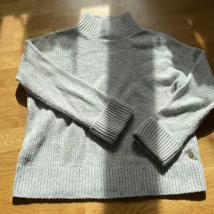 Grå stickad tröja från Pernilla Wahlgrens kollektion, fint skick 