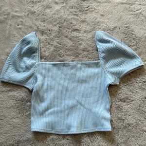 Topp - Ljusblå topp från h&m, aldrig använd