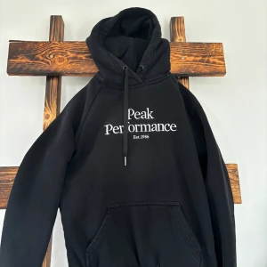 Peak performance hoddie  - Peak performance hoddie  Dam i svart Använd 2 gånger Xs