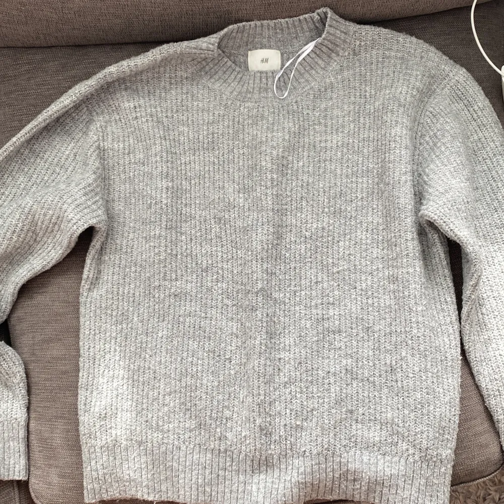 Säljer denna tröja då den inte kommer till användning mer och inte längre är min stil. Den är lite nopprig längst ner men det kan man enkelt fixa med en nopprmaskin. Den är slutsåld och kommer inte komma in mer. Använt flertal gånger men bra skick 💕är lite stel. Neuletakit & Villapaidat.