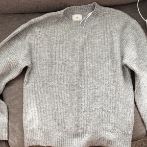 H&M tröja - Säljer denna tröja då den inte kommer till användning mer och inte längre är min stil. Den är lite nopprig längst ner men det kan man enkelt fixa med en nopprmaskin. Den är slutsåld och kommer inte komma in mer. Använt flertal gånger men bra skick 💕är lite stel