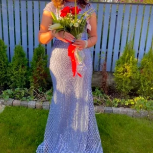 Klänning - En elegant klänning som endast använts vid ett tillfälle och har inga skador eller liknande. Hör gärna av dig vid intresse. 