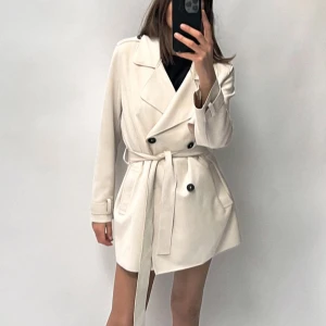 Trenchcoat zara - Trenchcoat med mocka effekt köpt förra våren men inte speciellt använd 