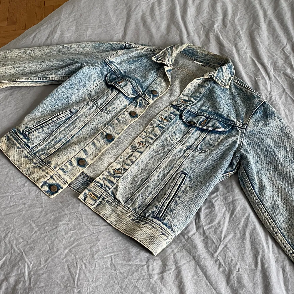Jättefin jeansjacka från lee, med sliten look!! Den är köpt på beyond retro i Malmö!! Säljer pga kommer aldrig till användning!! 🫶. Jackor.