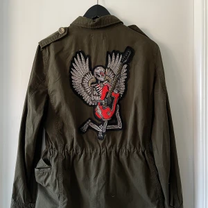 Zadig&Voltaire - knappt använd, nyskick.  finns extra knapp i fickan 