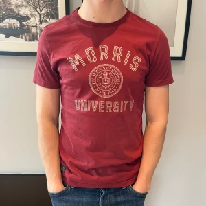 Morris t-shirt - Säljer min vinröda t-shirt från Morris då den inte kommer till användning, jättefint skick! 🤝 Nypris: 400kr, mitt pris: 79kr! 🥃 Kom dm vid frågor eller funderingar. 