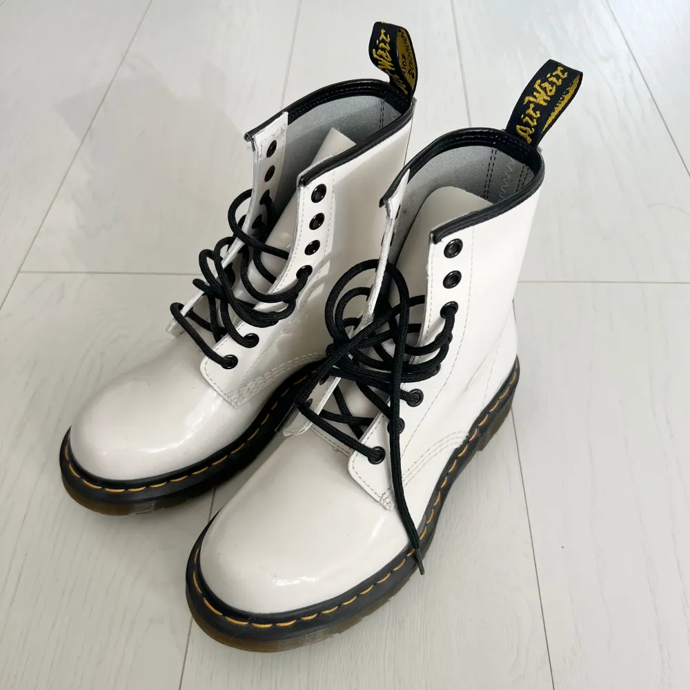 Vita glansiga Dr. Martens boots i storlek 37, helt oanvända (endast testade). Originalpris 2385 kr på Zalando. Skor.